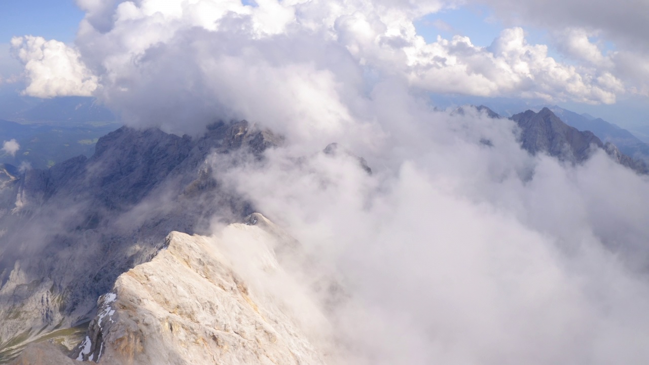 在冬季的zugspitzer山峰的空中拍摄，无人机在戏剧性的云中向前飞行- Garmisch-Partenkirchen，德国视频素材