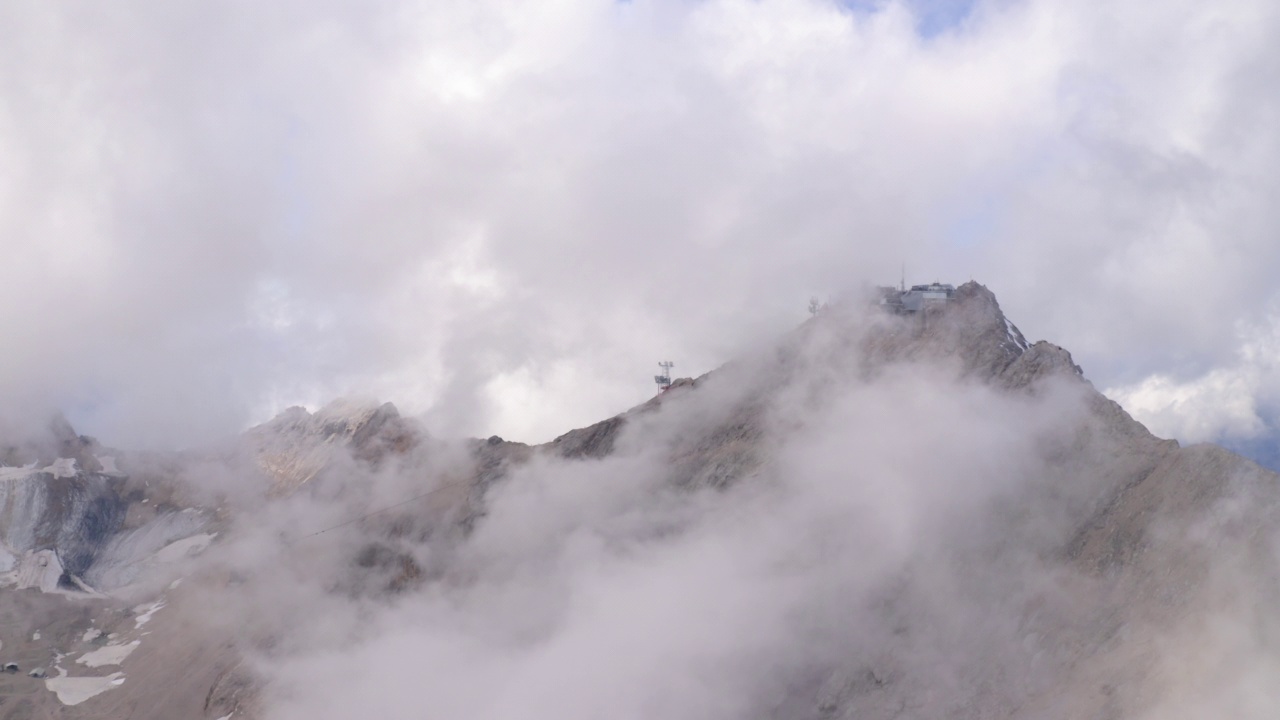 冬季山顶缆车站的空中拍摄，无人机在戏剧性的云层中向前飞行- Garmisch-Partenkirchen，德国视频素材