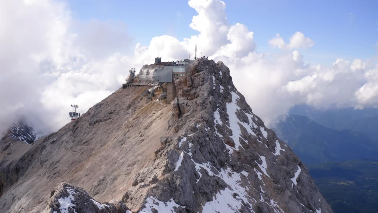 冬季时Zugspitze山顶缆车站的空中向前拍摄- Garmisch-Partenkirchen，德国视频素材