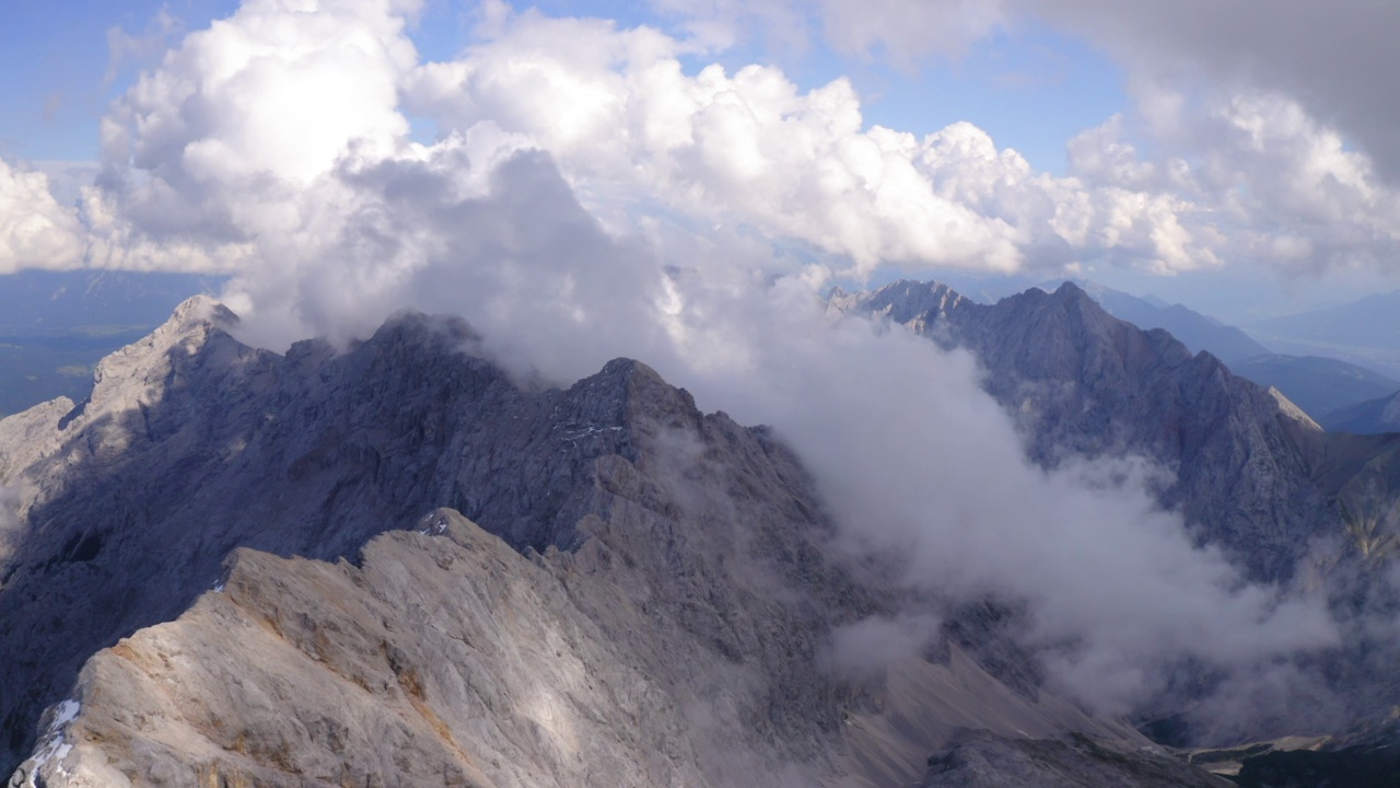 冬季zugspitzer山脉的空中拍摄- Garmisch-Partenkirchen，德国视频素材