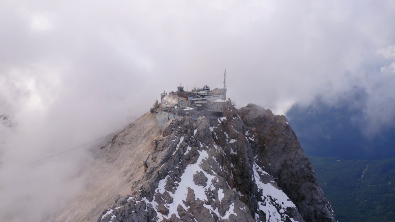 在Zugspitze山顶的缆车站的空中拍摄，无人机在冬季在云中向后飞行- Garmisch-Partenkirchen，德国视频素材