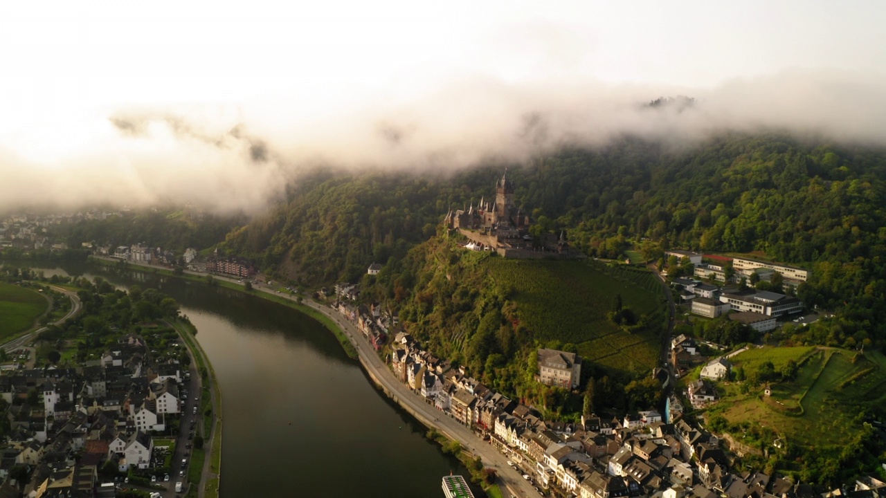 在雾天空中俯瞰山上著名古堡的美景-德国Cochem视频素材