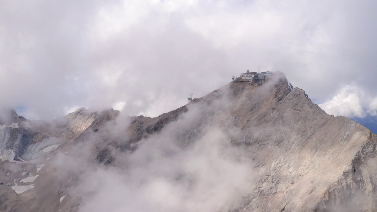 冬季Zugspitze山顶缆车站高空向下拍摄- Garmisch-Partenkirchen，德国视频素材