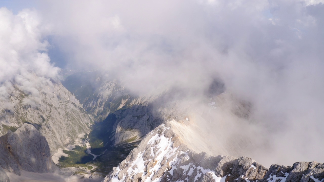 冬季山脉的空中美景，无人机在白云中向前飞行- Garmisch-Partenkirchen，德国视频素材