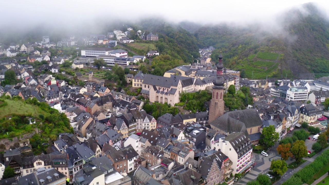 空中拍摄的教堂在城镇的住宅在大雾天气- Cochem，德国视频素材