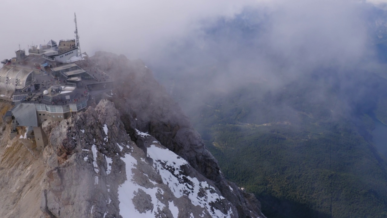 在Zugspitze山顶缆车站的空中平移拍摄，冬季无人机飞行- Garmisch-Partenkirchen，德国视频素材