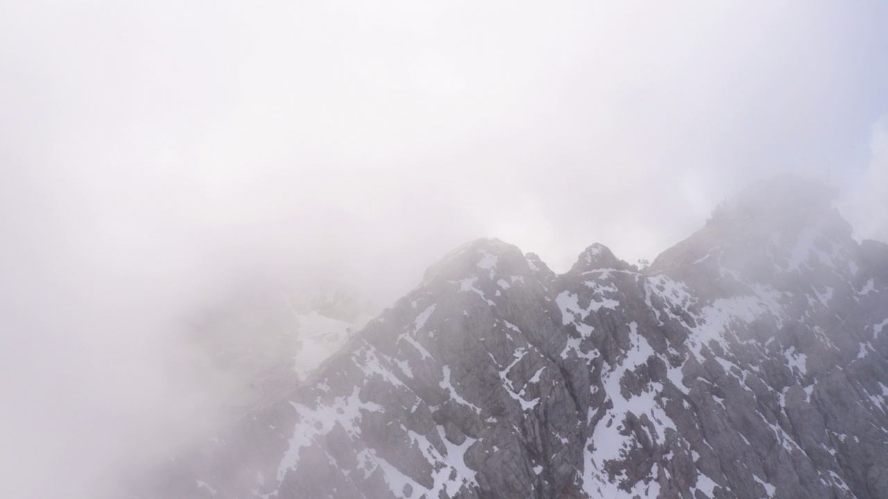 冬季空中前进缆车在电线上向山顶站移动- Garmisch-Partenkirchen，德国视频素材