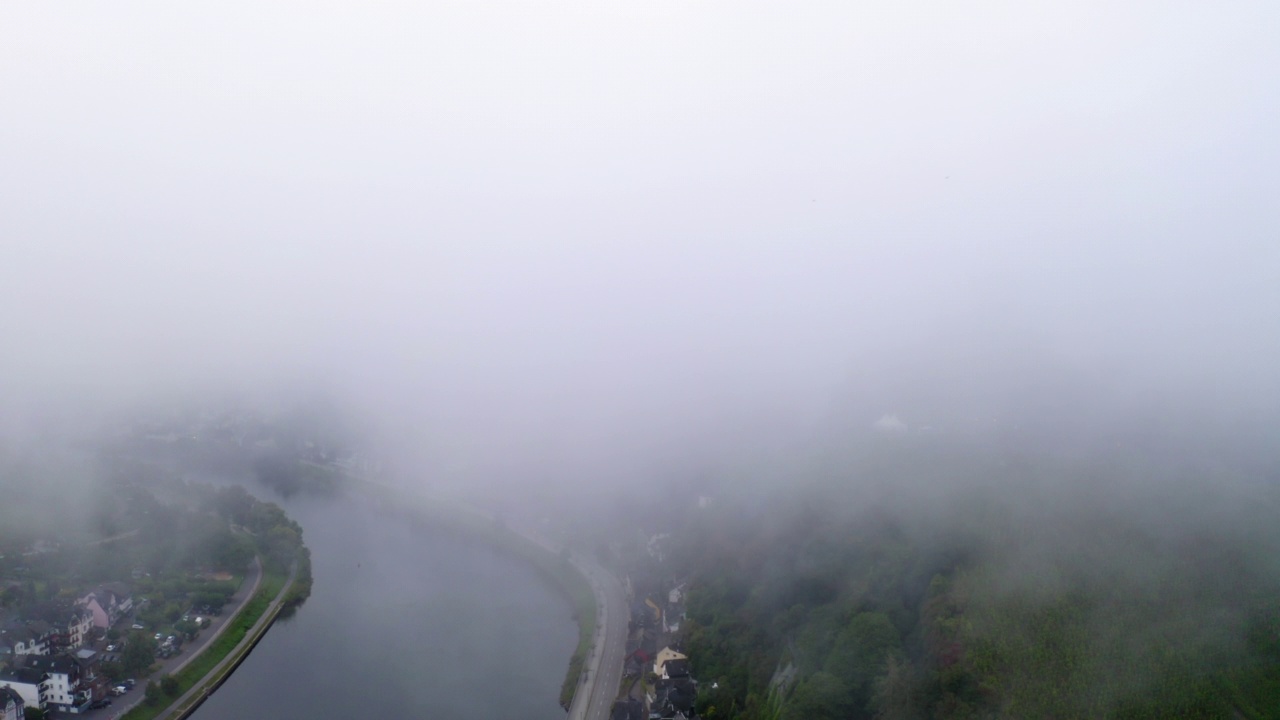 空中向前拍摄摩泽尔河在大雾天气在早晨的城镇-科赫姆，德国视频素材