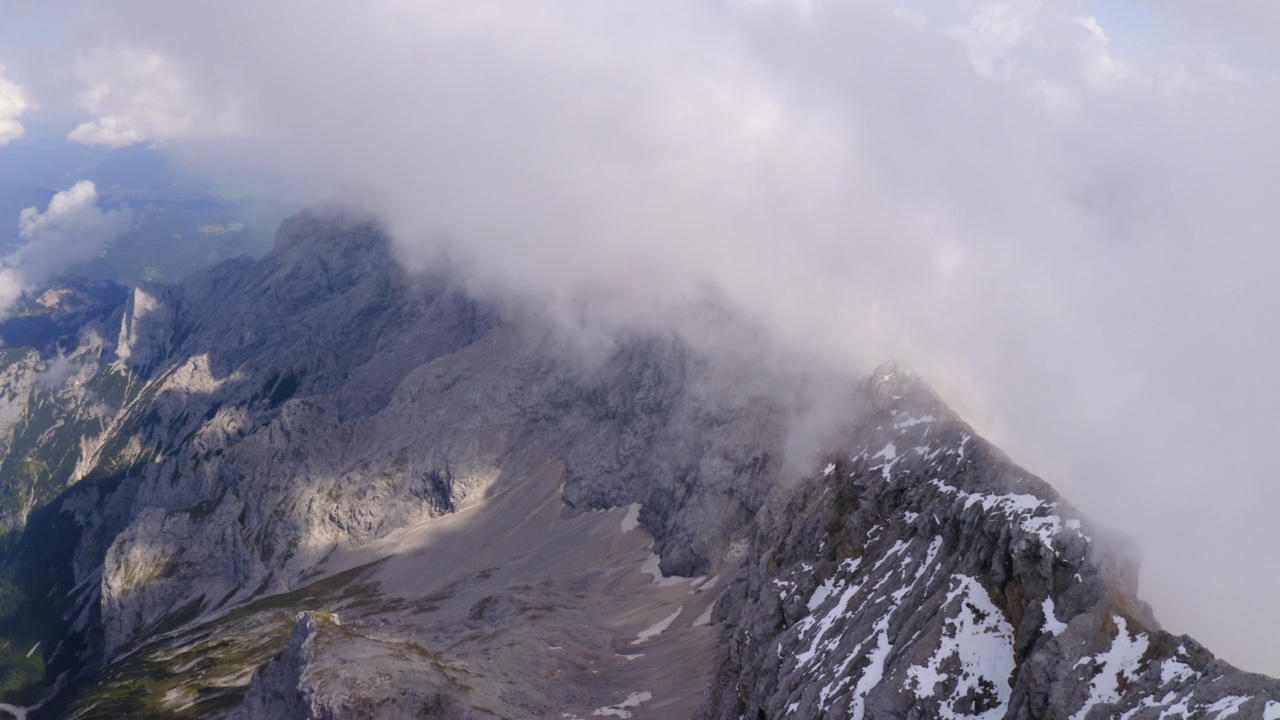 Zugspitze山峰在冬季的空中拍摄- Garmisch-Partenkirchen，德国视频素材