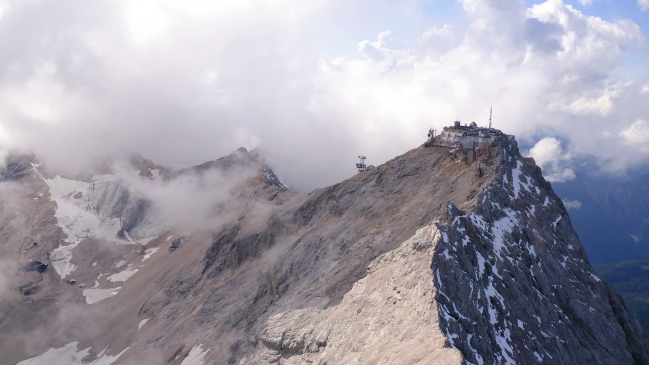 冬季期间Zugspitze山顶缆车站的空中美丽镜头- Garmisch-Partenkirchen，德国视频素材