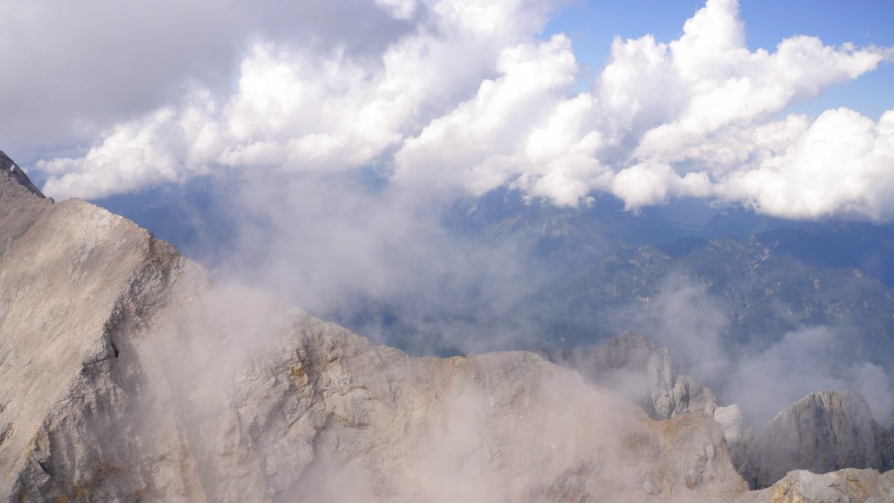 冬季山脉的空中美景，无人机在云中向后飞行- Garmisch-Partenkirchen，德国视频素材