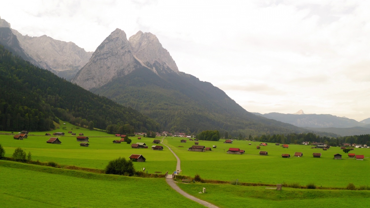 空中美丽的拍摄山居小镇，无人机飞越绿色景观- Garmisch-Partenkirchen，德国视频素材