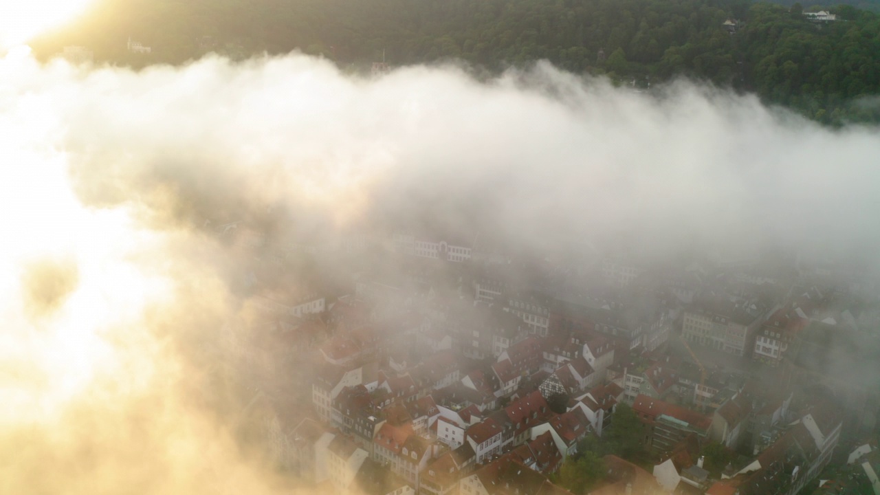 在日出期间，空中封锁云在城镇的屋顶上移动-海德堡，德国视频素材