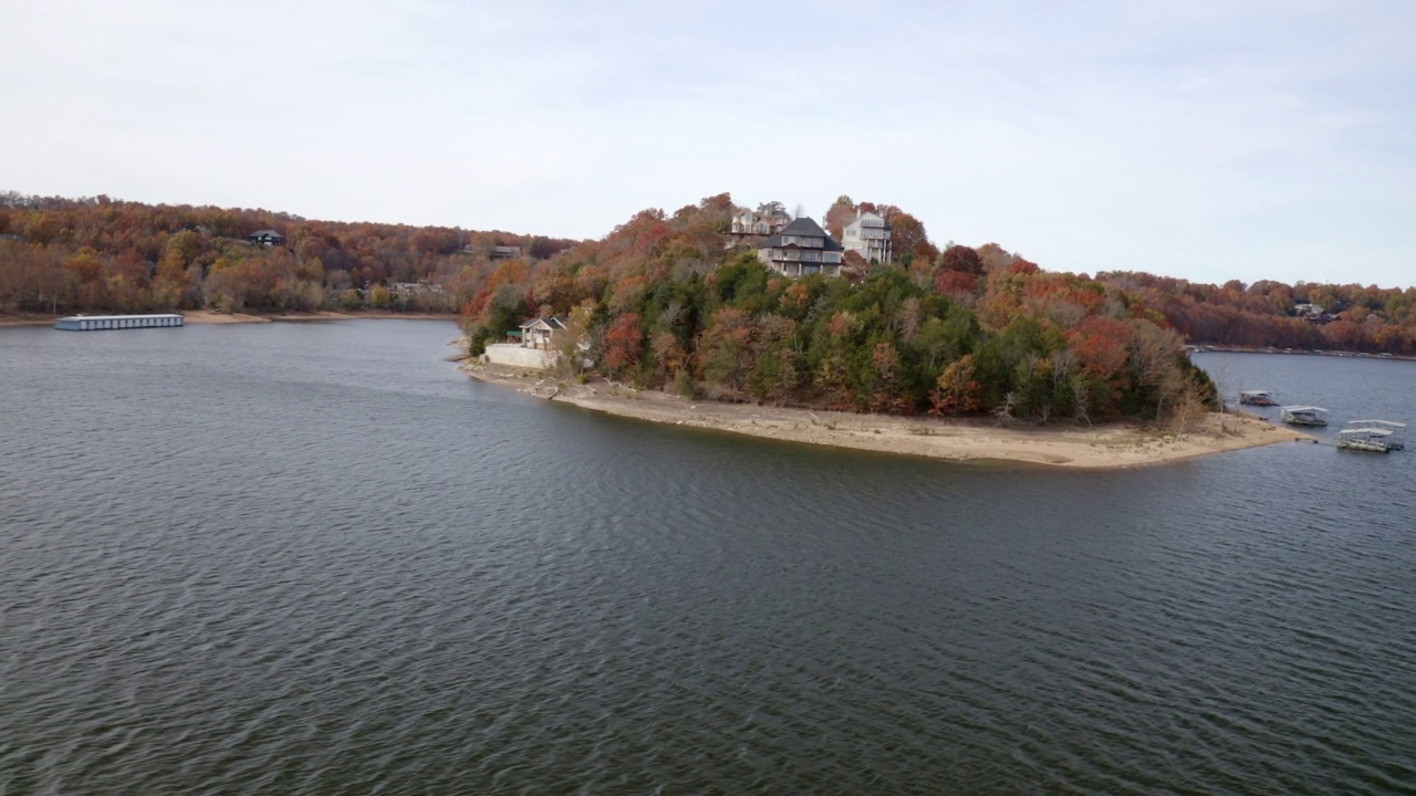 航拍出租小屋在霍布斯州立公园保护区，无人机飞越海狸湖-罗杰斯，阿肯色州视频素材