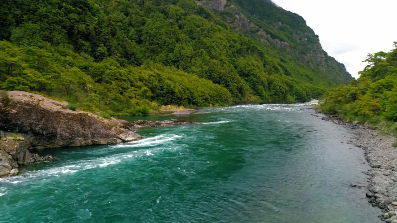 由绿色山脉流动的绿松石河摇摄-波多黎各蒙特，智利视频素材