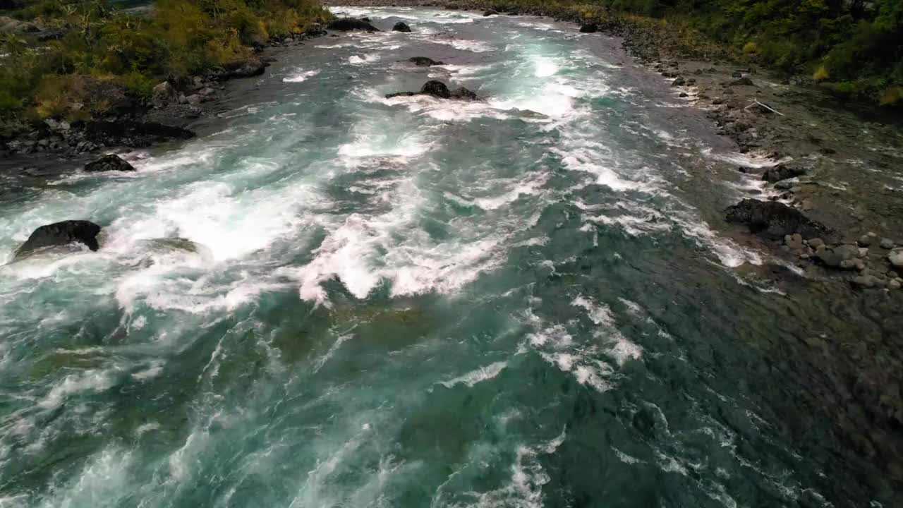 空中:无人机拍摄美丽的河流在自然山脉中流动-波多黎各蒙特，智利视频素材