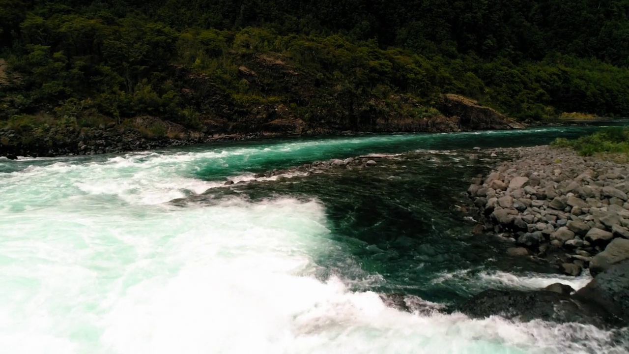 淘金风景的河流水在流-波多黎各蒙特，智利视频素材