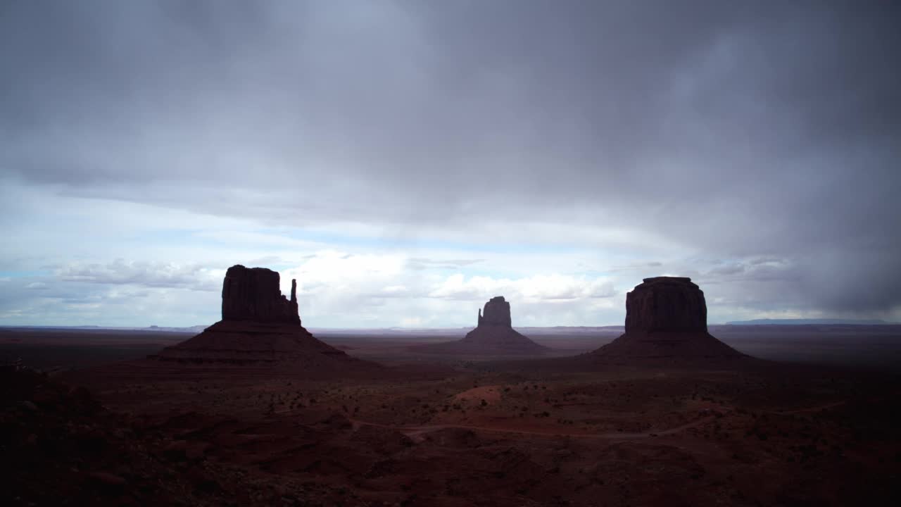 亚利桑那州Monument Valley的Mitten Buttes上空的WS TL暴雨视频素材