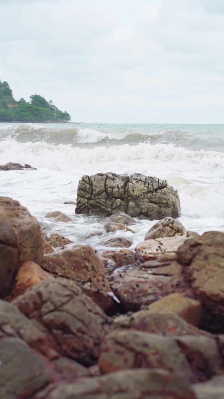 海浪猛烈地拍打着岩石。视频素材