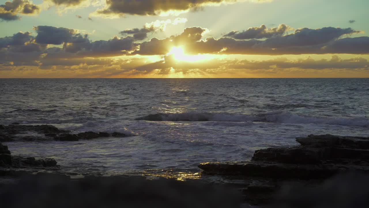 向着大海的日落视频素材