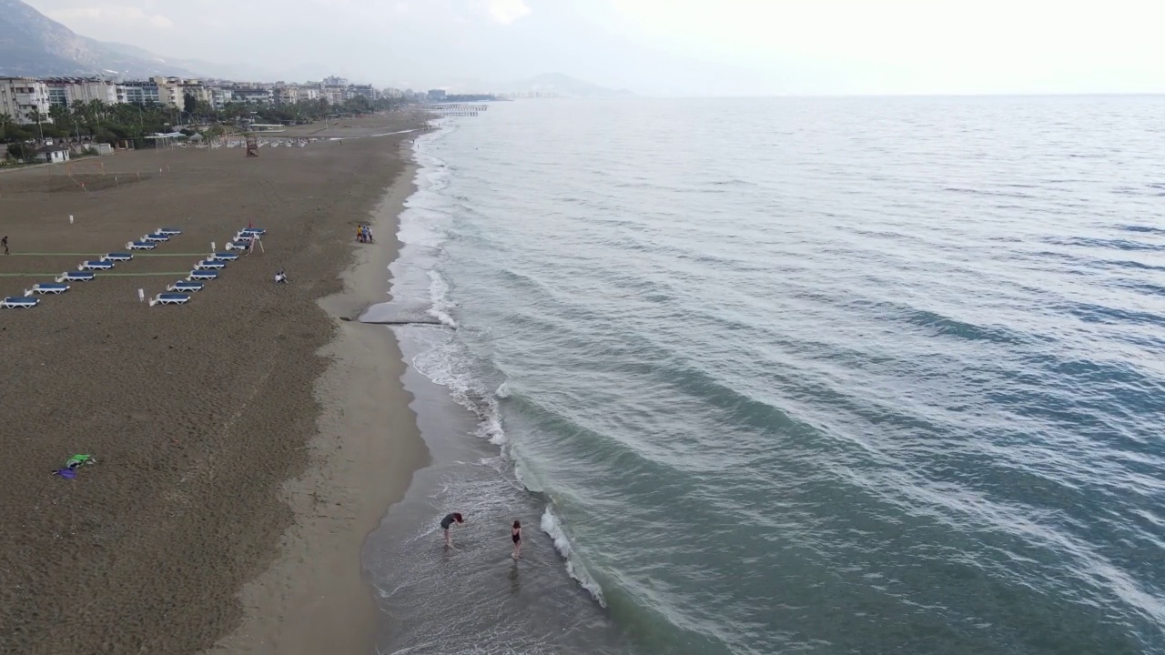 白天在土耳其海边的海滩，鸟瞰图视频素材