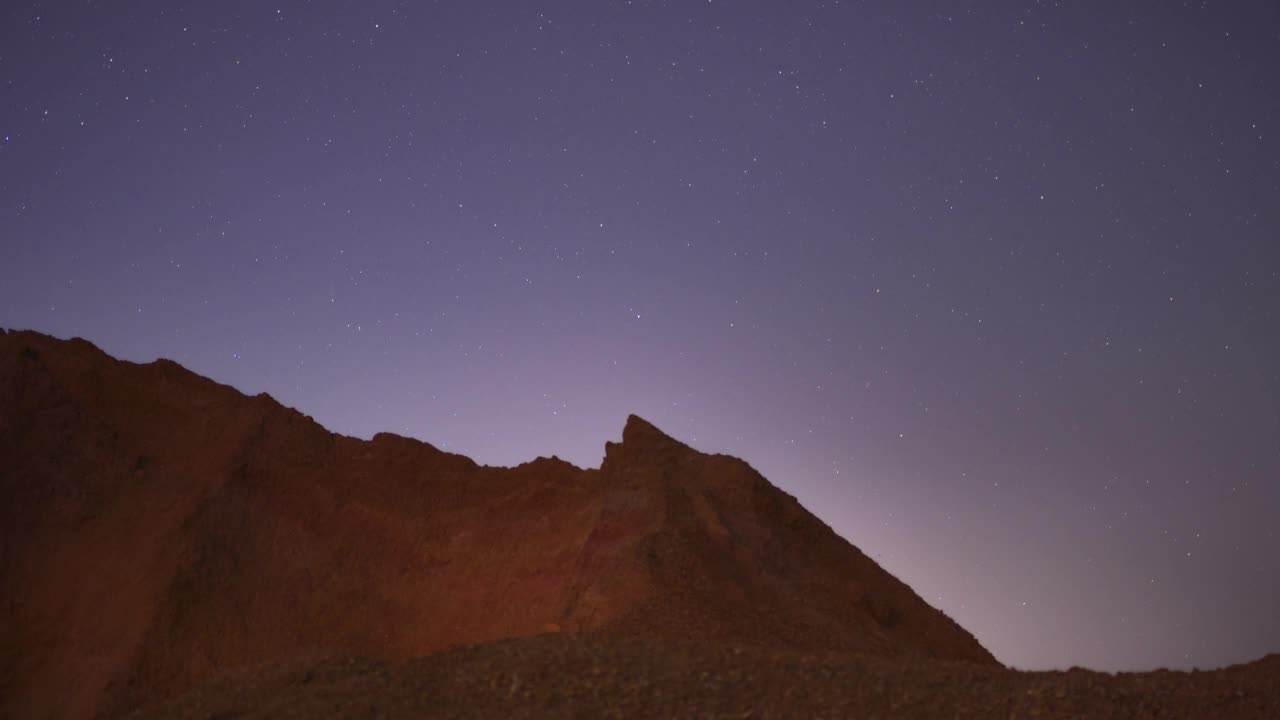 时间推移4K视频移动的夜空，北方，与山丘形成山脉的前景。湄莫，南邦，泰国。视频素材