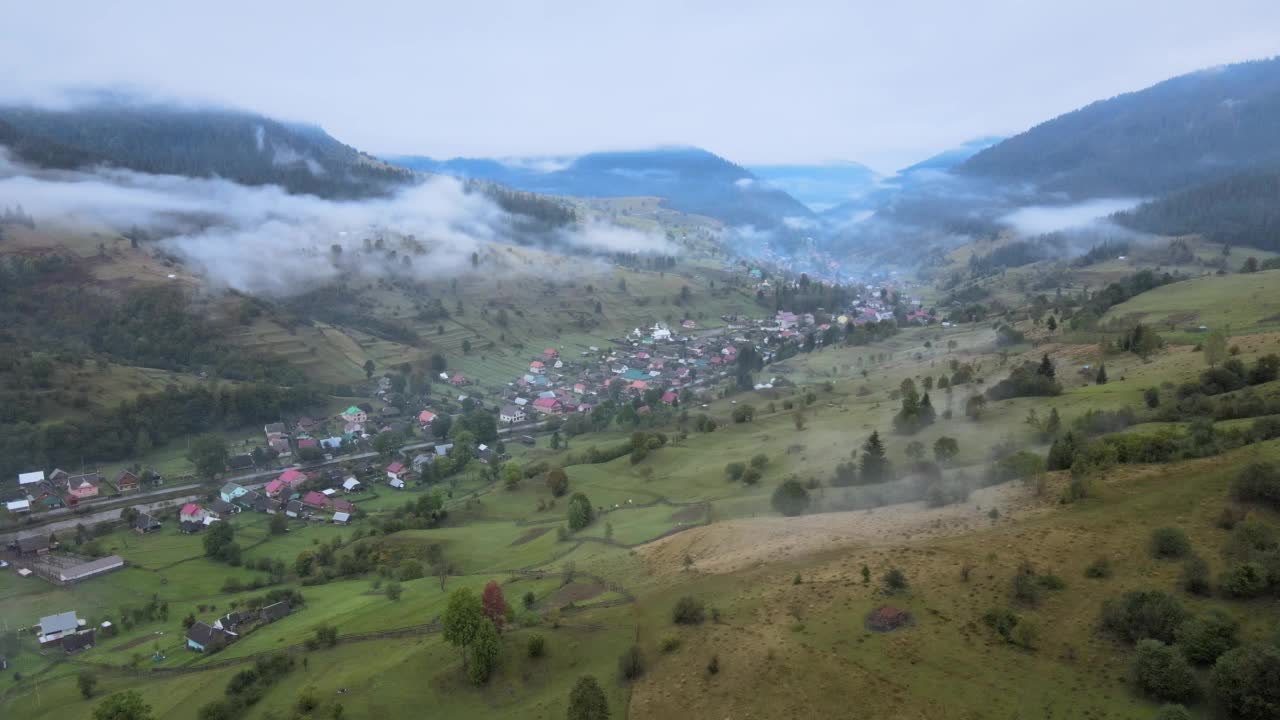 乌克兰喀尔巴阡山脉的一个村庄视频素材