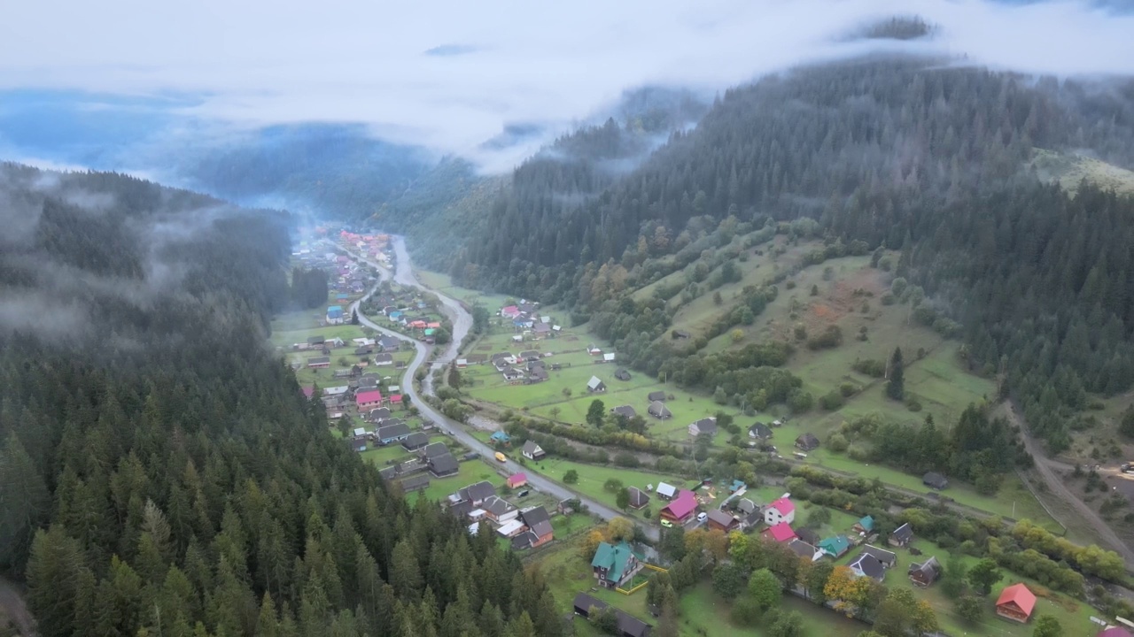 山上的小村庄，鸟瞰视频素材