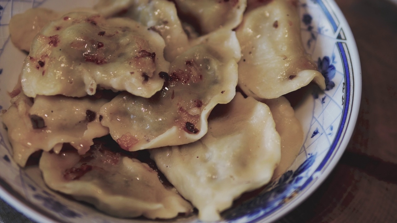 盘子里的饺子，传统的乌克兰食物。煮的面团视频素材