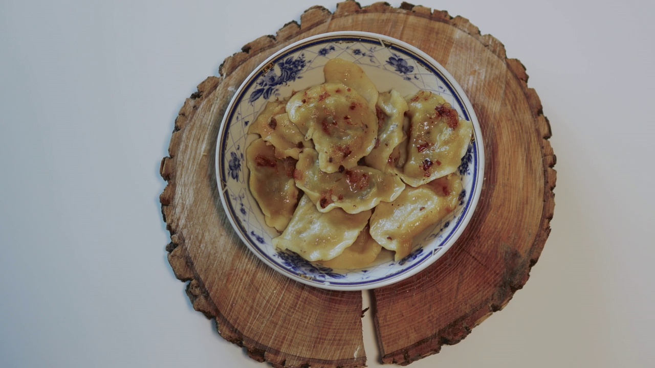 饺子在盘中，俯视图，传统面食。饺子。视频素材