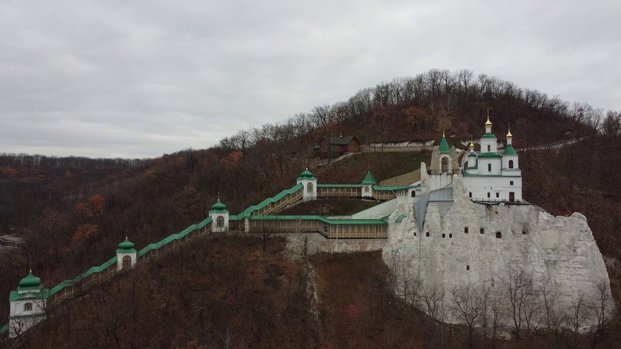 Sviatohirsk Lavra, Sviatohirsk的粉笔圣尼古拉斯教堂的无人机鸟瞰图视频下载