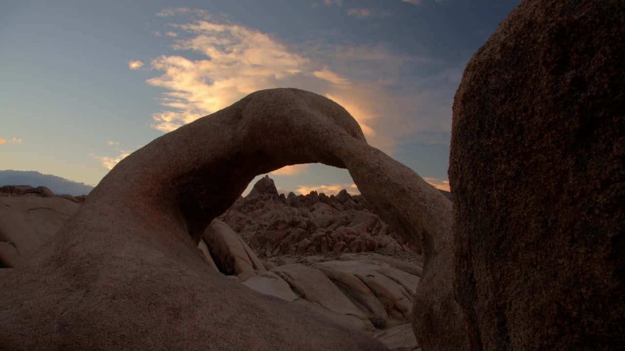 在阿拉巴马山/ Lone Pine, California的Mobius Arch的日落视频素材