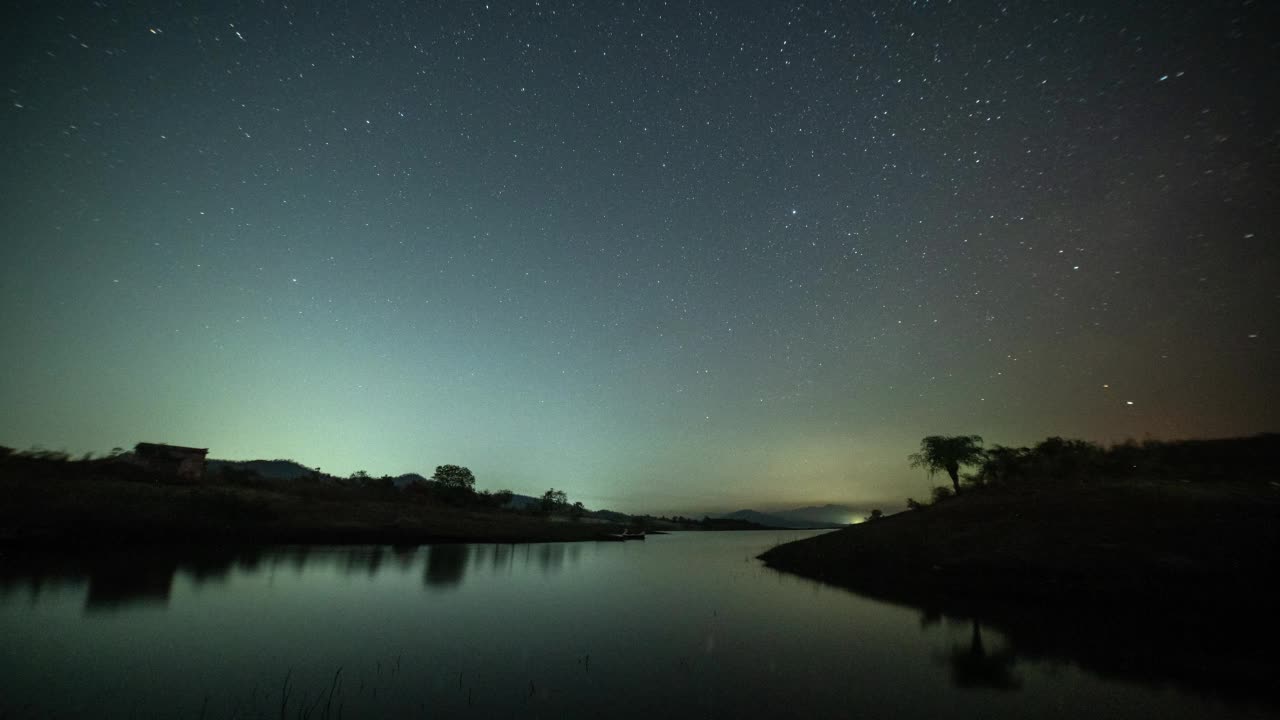 圆形的星迹随着时间在湖面上移动。视频素材