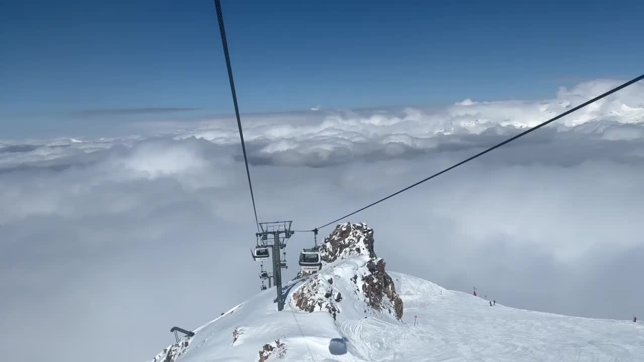 滑雪胜地，冬天在云层下有滑雪缆车视频素材