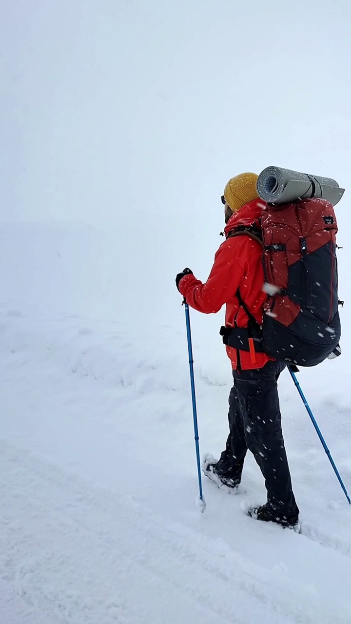 深雪中的徒步旅行者视频素材