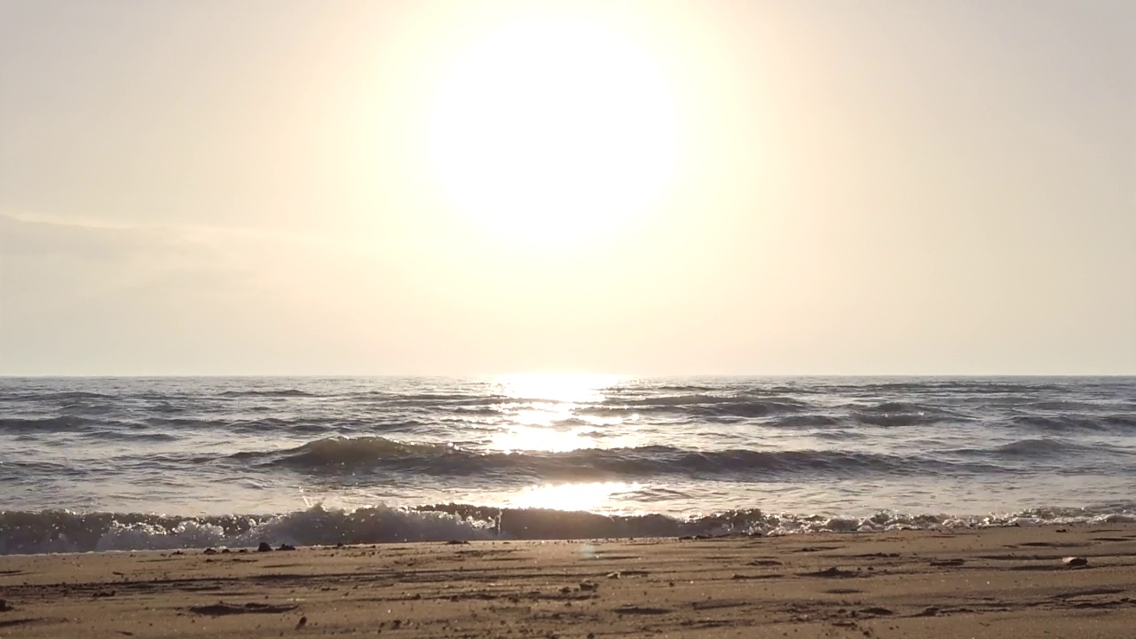 海滩上的日落。沙滩上的海浪。加快镜头视频素材