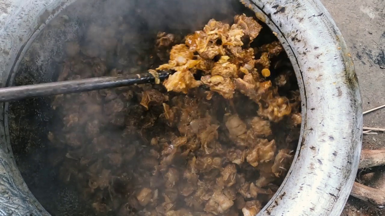 生羊肉在油煎顶部视图冒烟，大煎锅在大型厨房4k流畅的视频剪辑。前视图。视频素材