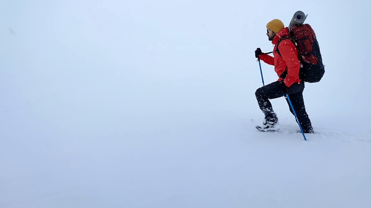 行走在一个下雪的世界视频素材