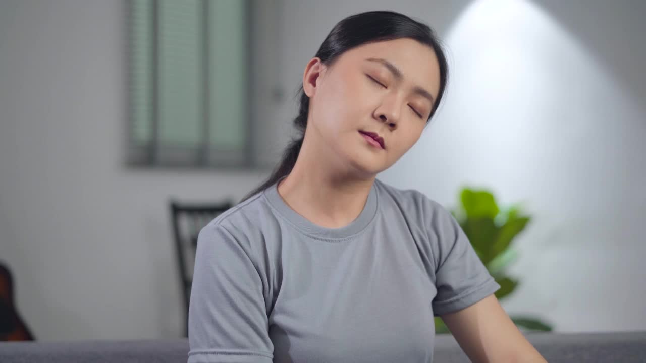 一名亚洲妇女身体疼痛。视频素材