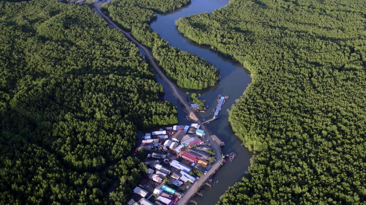 日落时分攀牙湾红树林的鸟瞰图。这个地方是泰国的国际地标。视频素材