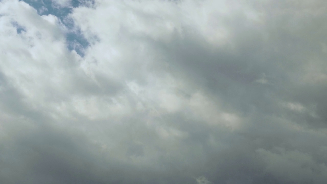 巨大的乌云迅速移动。狂风暴雨的雨的一天。雷雨云映衬着灰色的天空视频素材