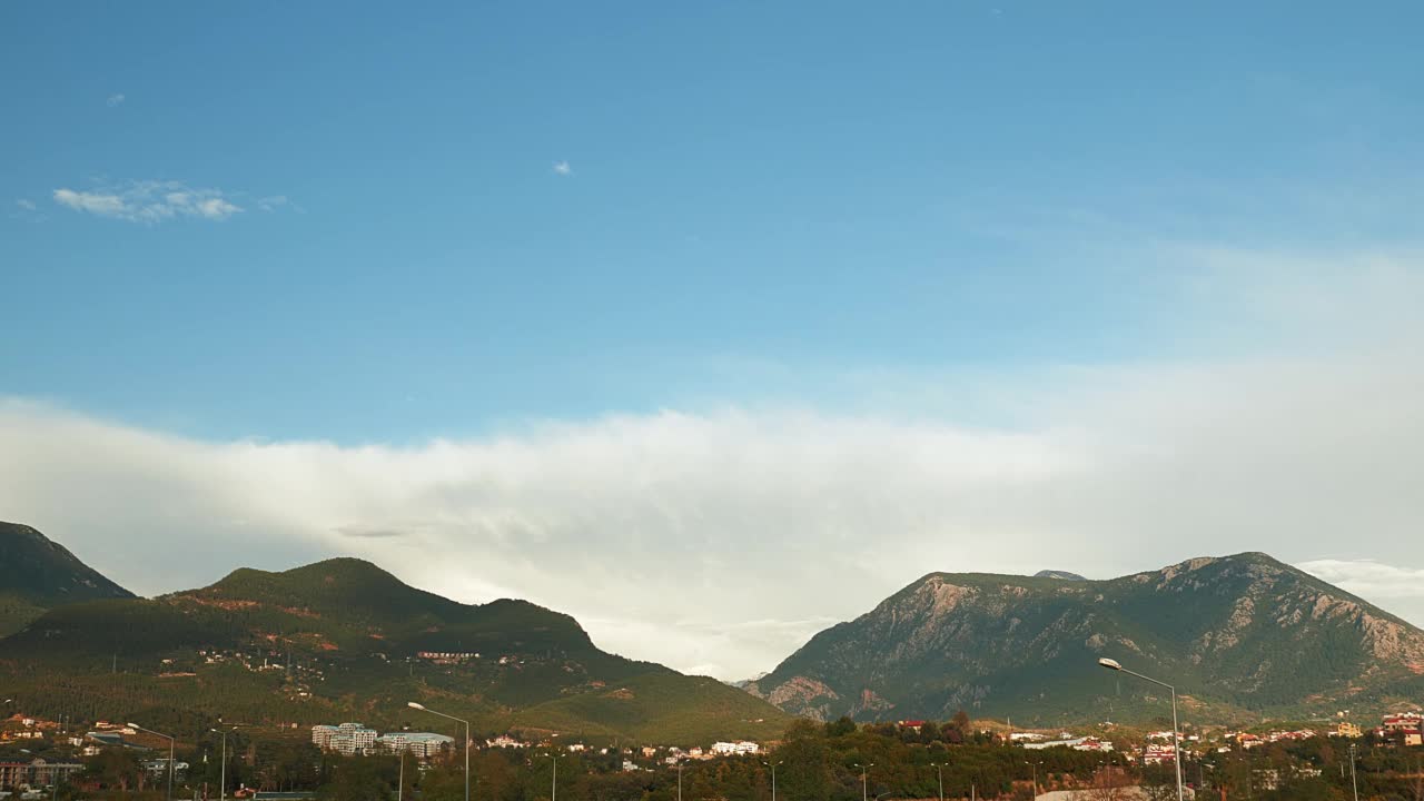 令人惊叹的云景，白云和蓝天映衬着群山。蓝天白云和地平线上的山峰视频素材