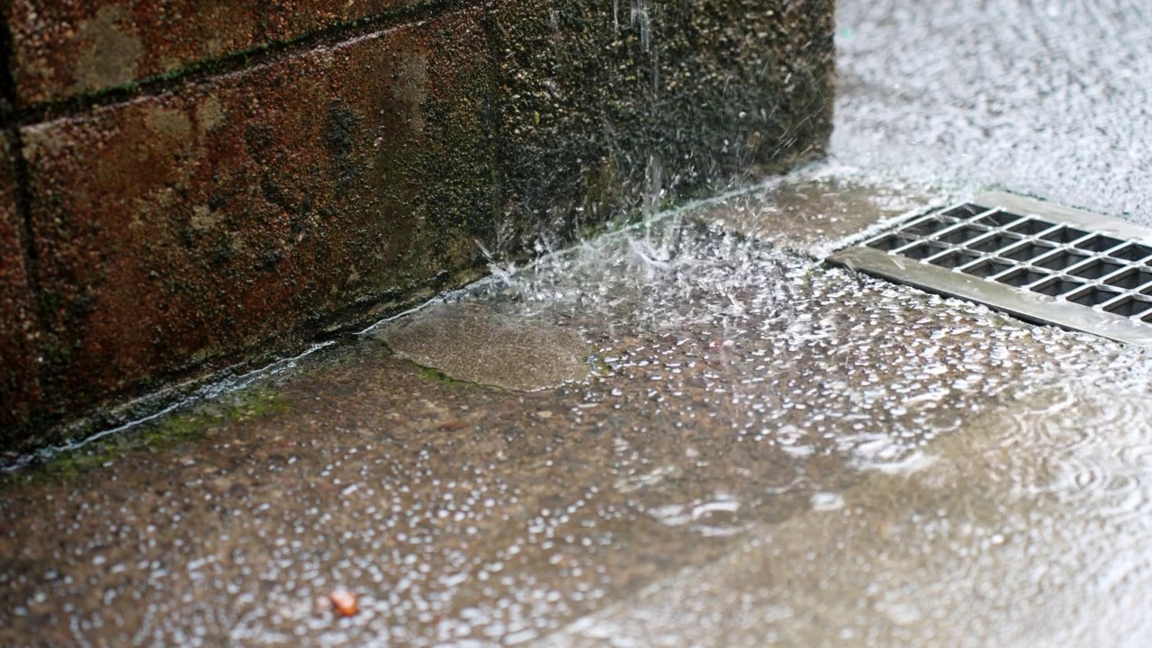 雨点爆裂的“慢动作”视频素材