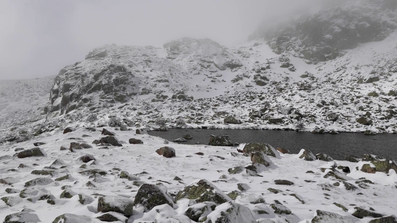 位于马德里的瓜达拉马国家公园，被雪覆盖的树木被称为Lagunas de Peñalara视频素材