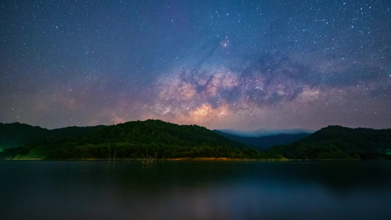 泰国拉廊，水里反射的恒星和银河的时间流逝视频素材