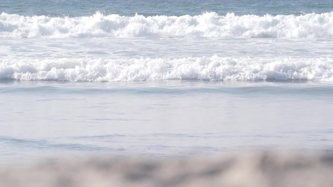 巨大的蓝色海浪冲击着美国加州太平洋海岸的海滩。海水视频素材