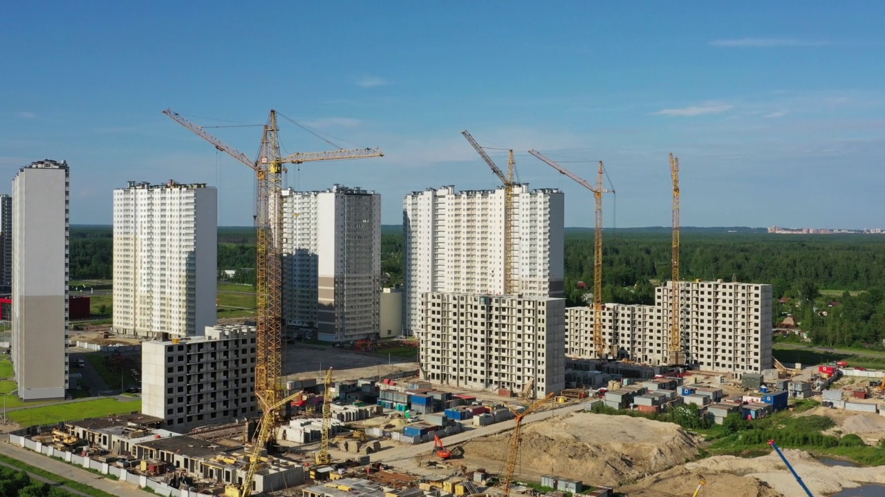 建筑起重机和在建建筑视频素材