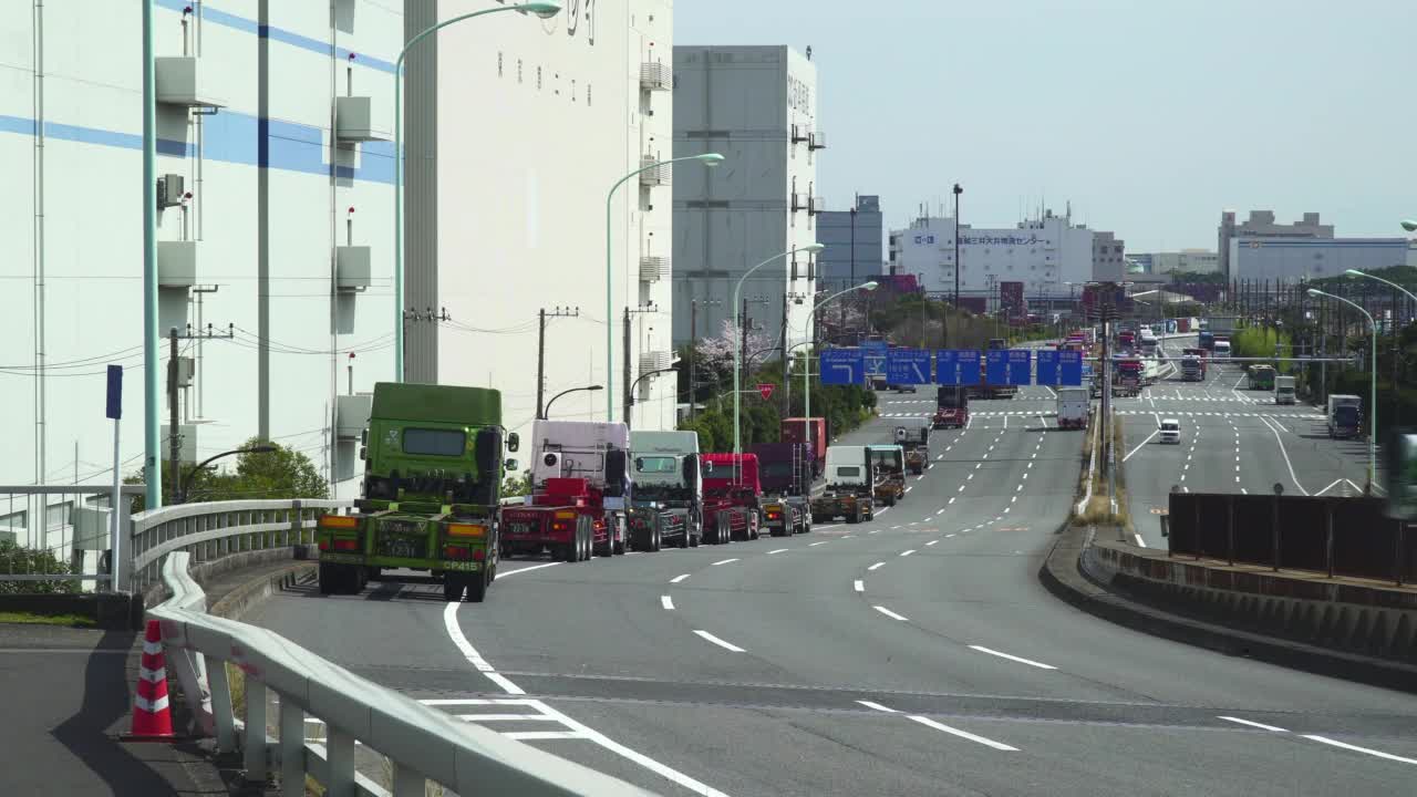 公路货物起重到集装箱码头视频素材