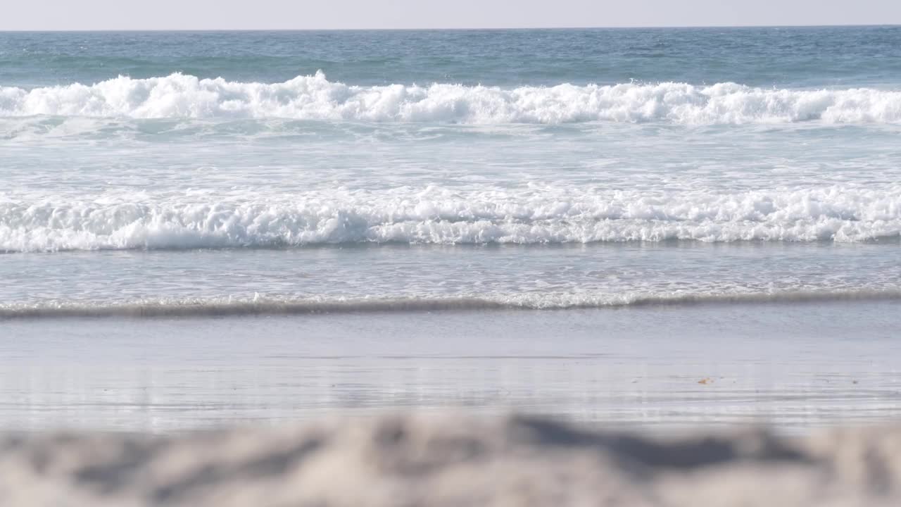 巨大的蓝色海浪冲击着美国加州太平洋海岸的海滩。海水视频素材