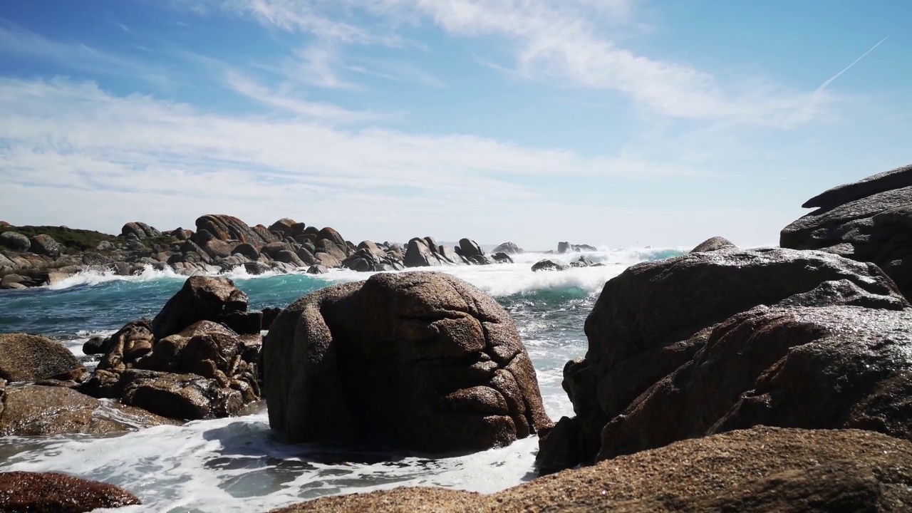 海浪拍打着岩石海岸视频素材